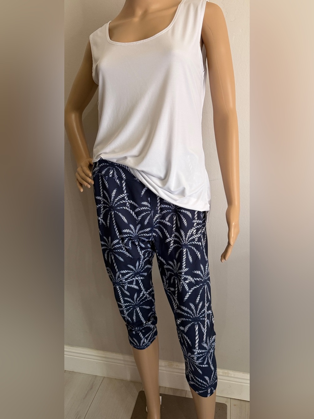 Anthony’s UPF 50+ Performance Capri Leggings Navy Rope Palm Print Size L